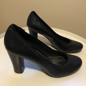 Black, round toe pumps